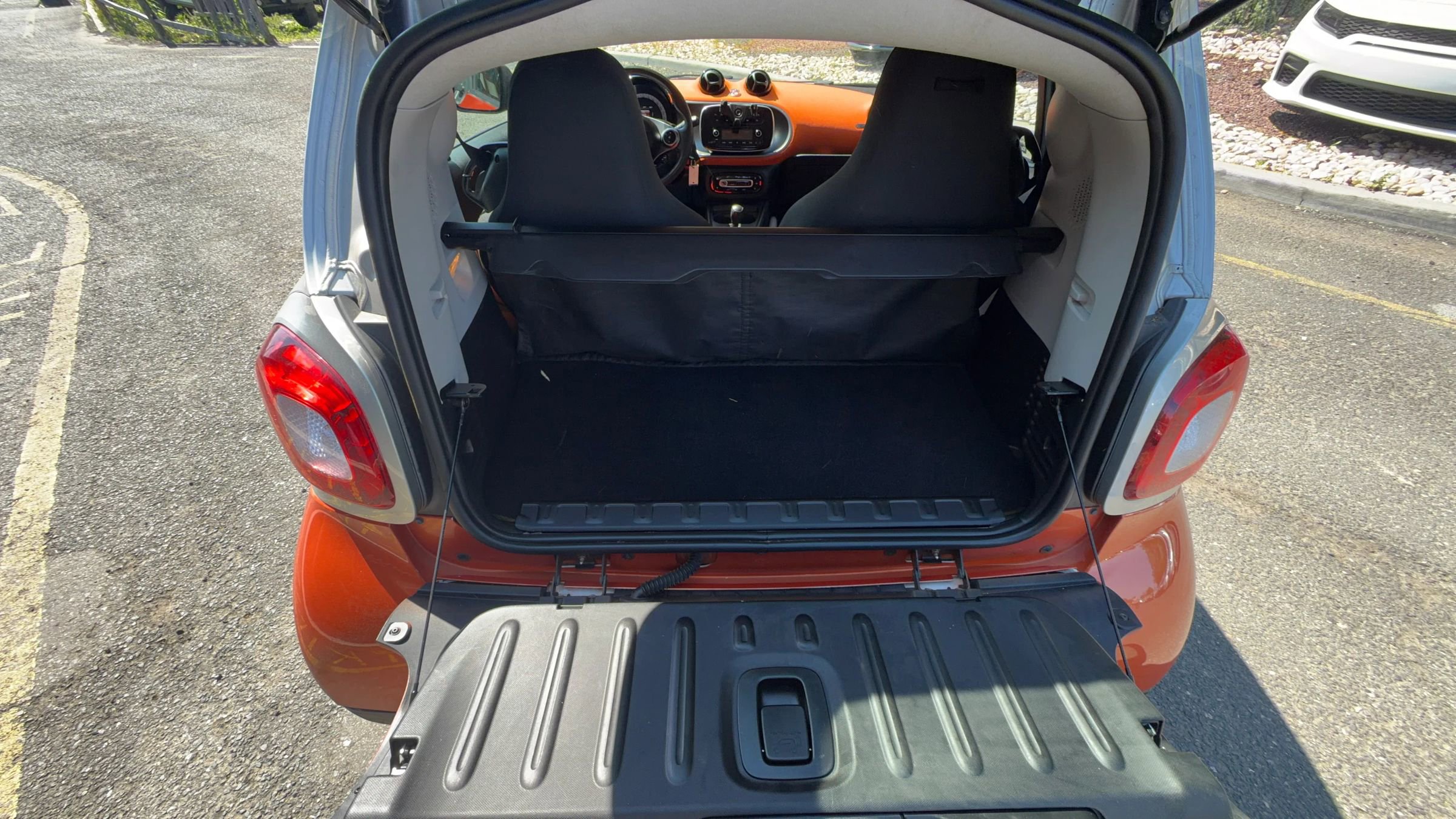 Used 2016 smart fortwo passion RWD image 29