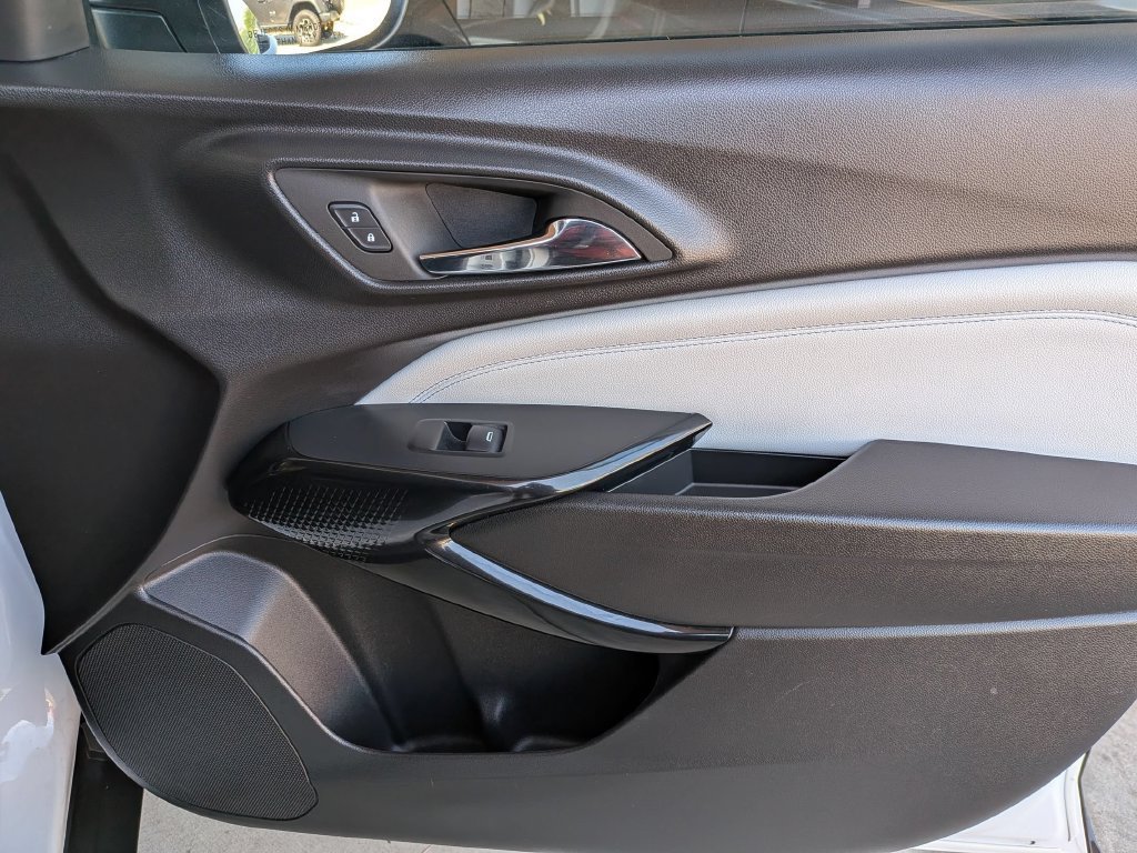 Used 2025 Chevrolet Trax LT w/ LT Convenience Package FWD image 32