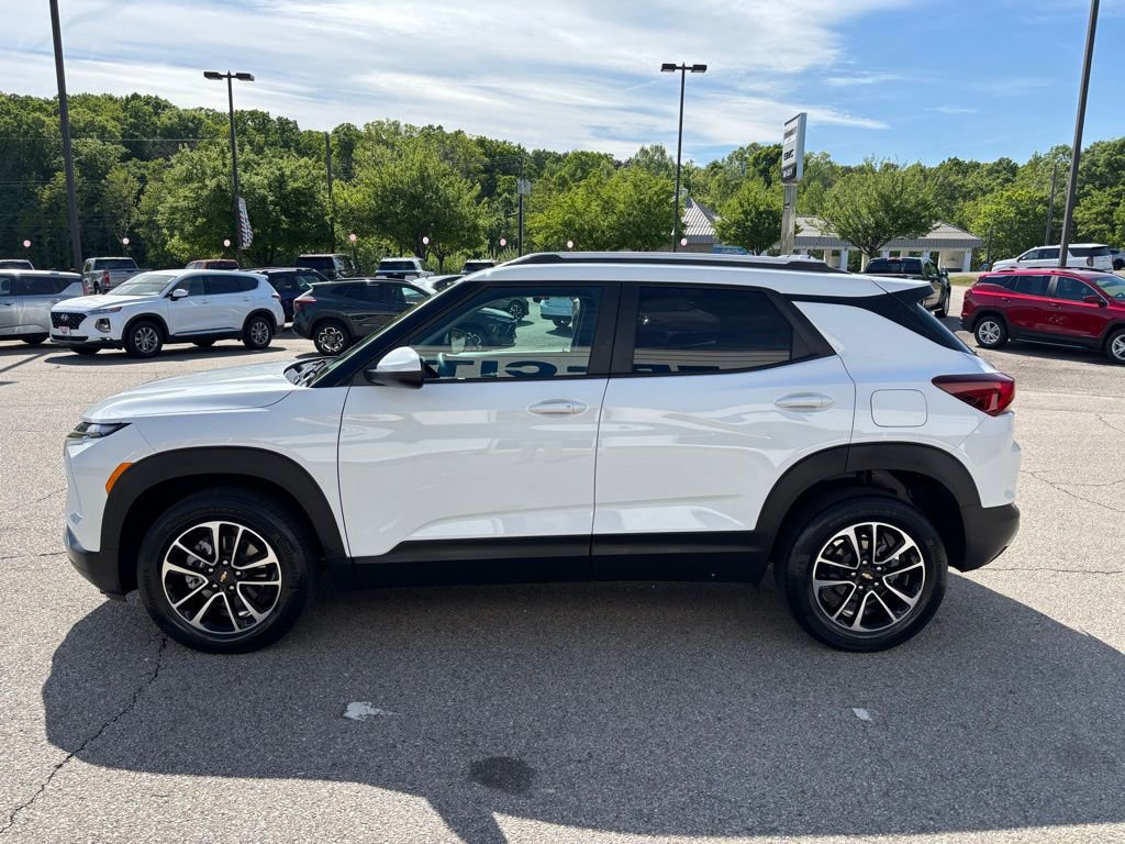 Used 2025 Chevrolet TrailBlazer LT AWD/4WD image 3