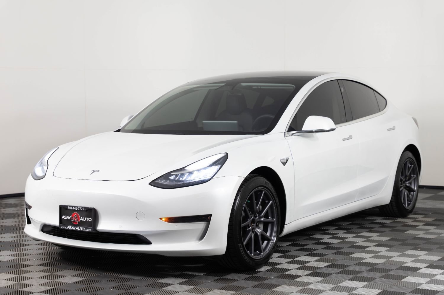 Used 2020 Tesla Model 3 Standard Range RWD image 2