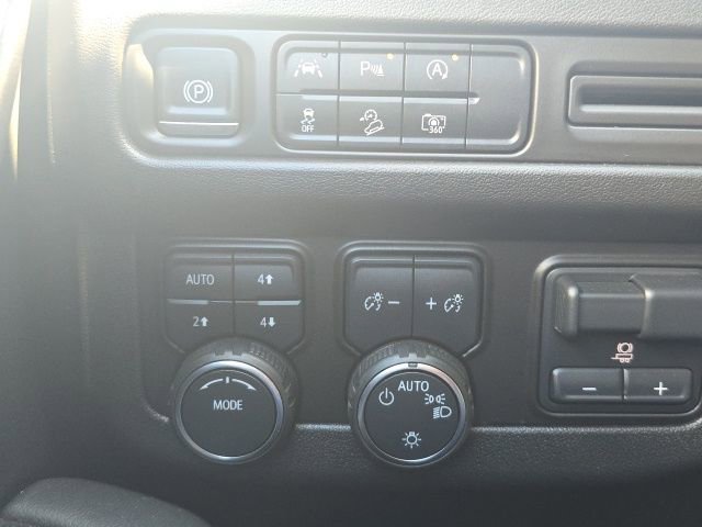 Used 2024 Chevrolet Suburban Z71 w/ Luxury Package image 18