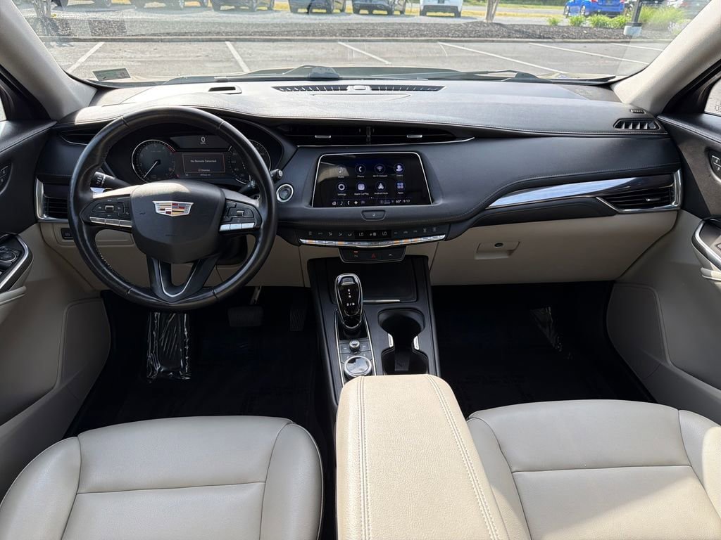 Certified 2022 Cadillac XT4 Luxury w/ Driver Awareness Package FWD image 12