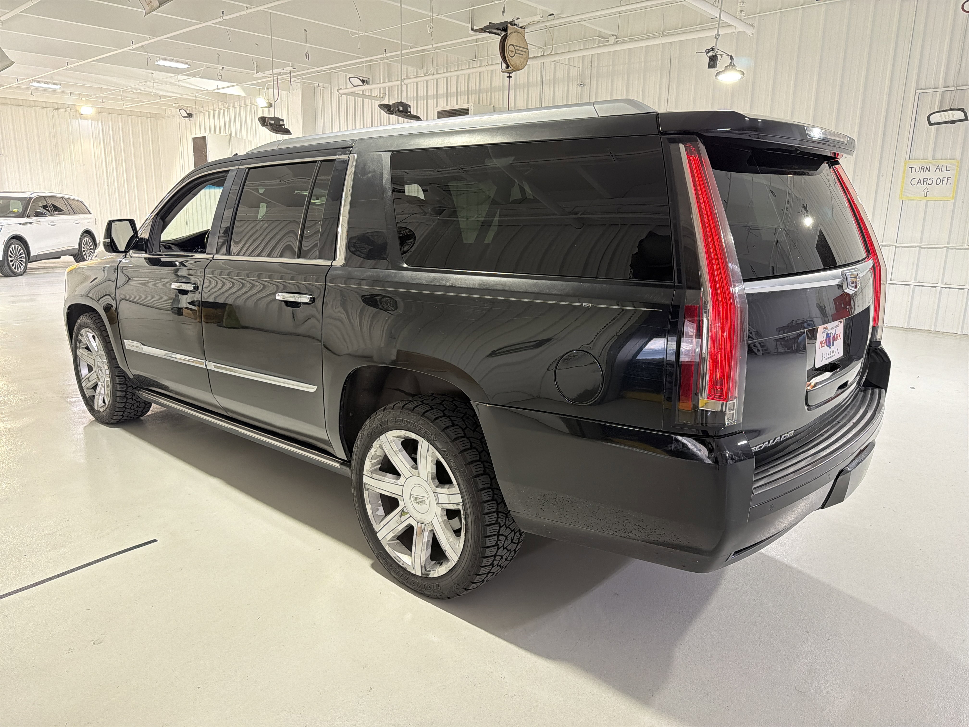 Used 2016 Cadillac Escalade ESV Premium AWD/4WD image 3