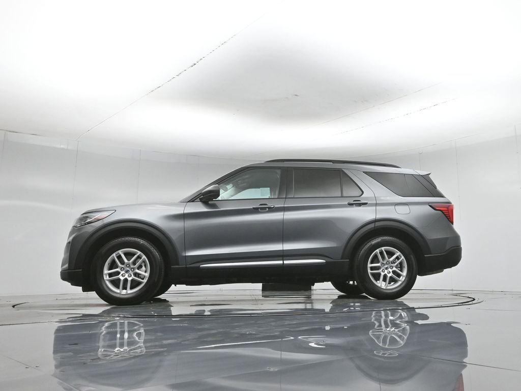 Used 2025 Ford Explorer Active w/ Active Comfort Package RWD image 8