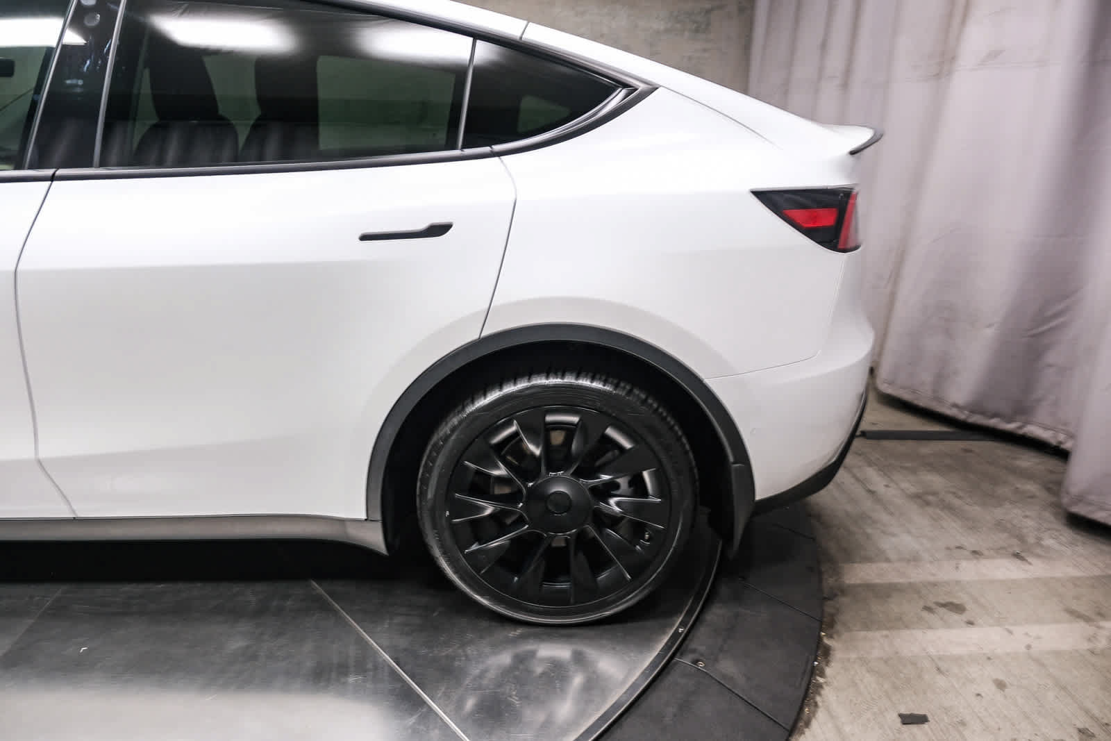 Used 2022 Tesla Model Y Long Range AWD/4WD image 8