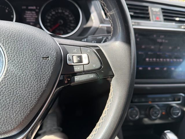 Used 2021 Volkswagen Tiguan SE w/ Panoramic Sunroof Package image 39
