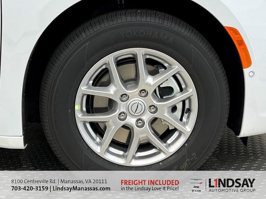 New 2026 Chrysler Pacifica Select image 6