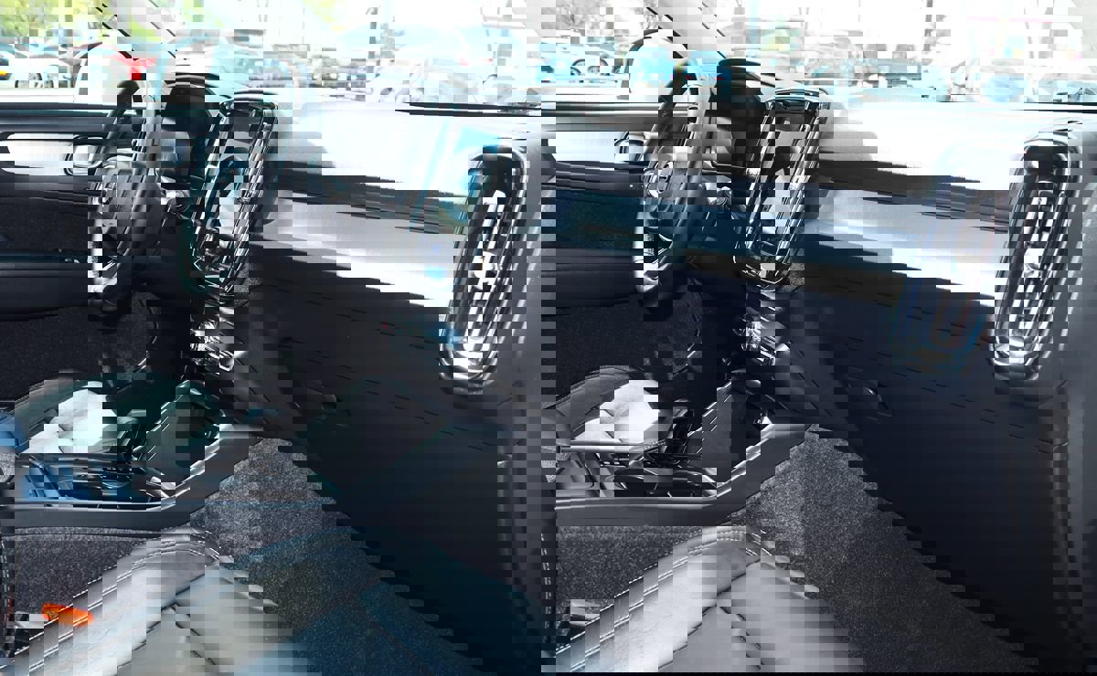 Used 2022 Volvo XC40 T4 Momentum image 29