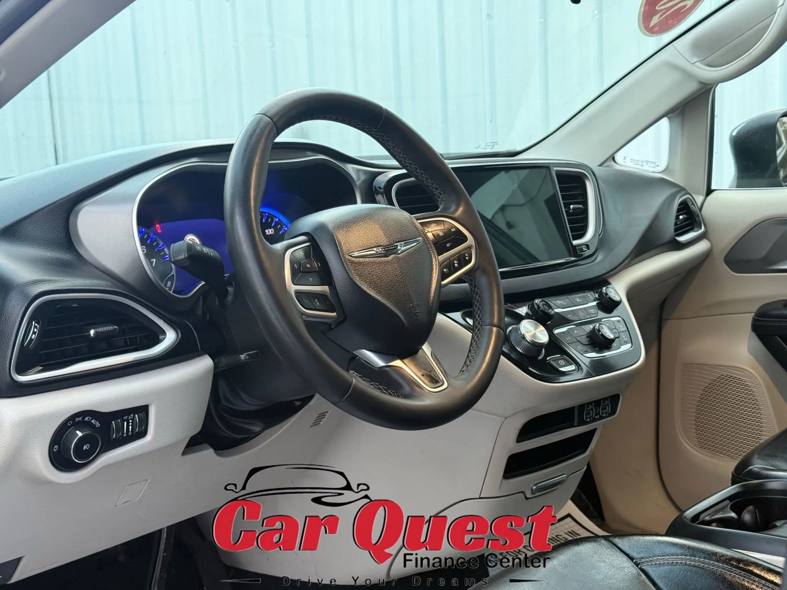Used 2023 Chrysler Pacifica Touring-L FWD image 10