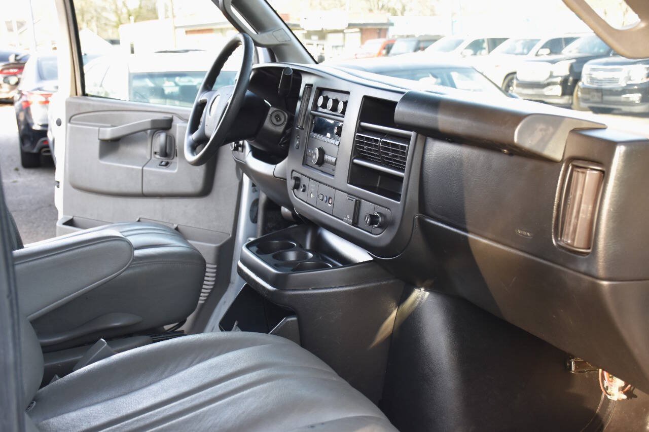 Used 2018 Chevrolet Express 2500 Extended RWD image 13
