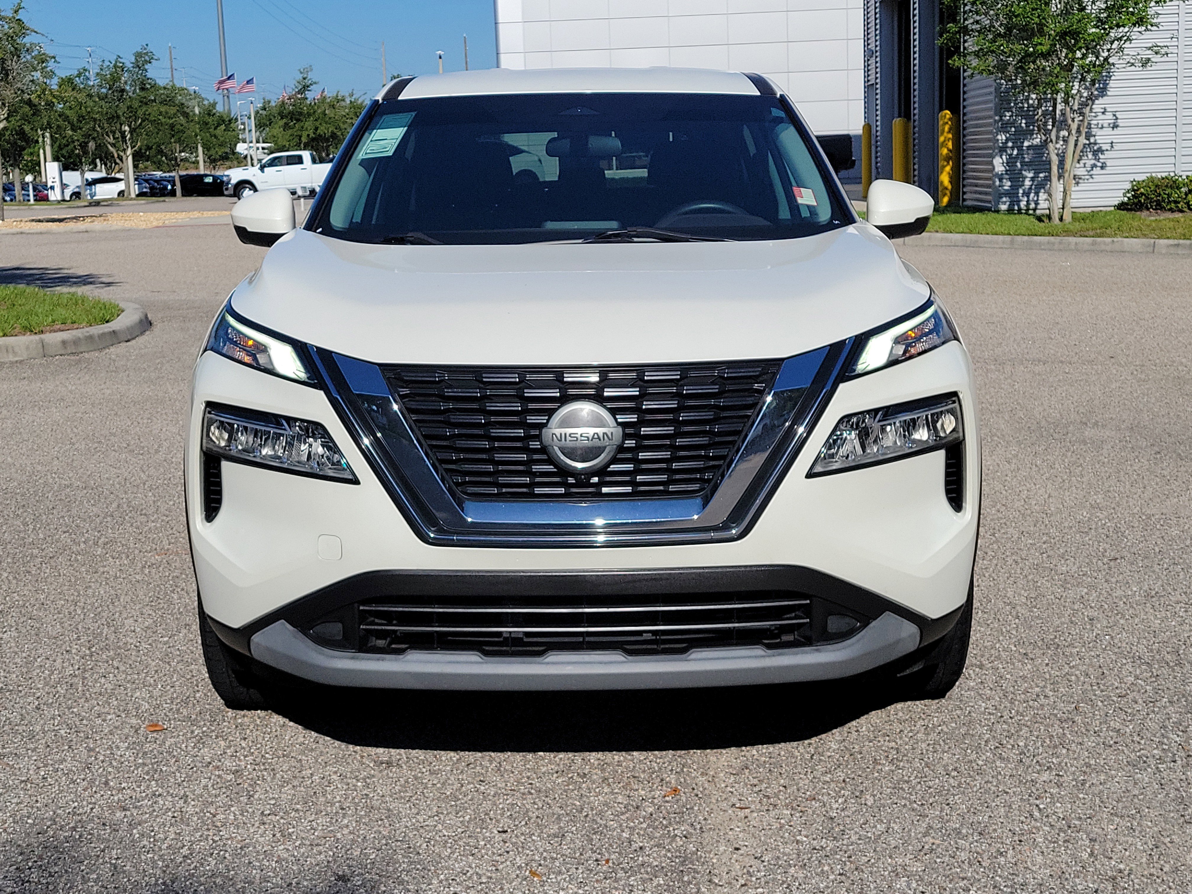 Used 2021 Nissan Rogue SV FWD image 2