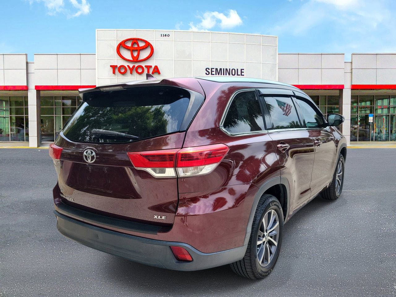 Used 2017 Toyota Highlander XLE image 3