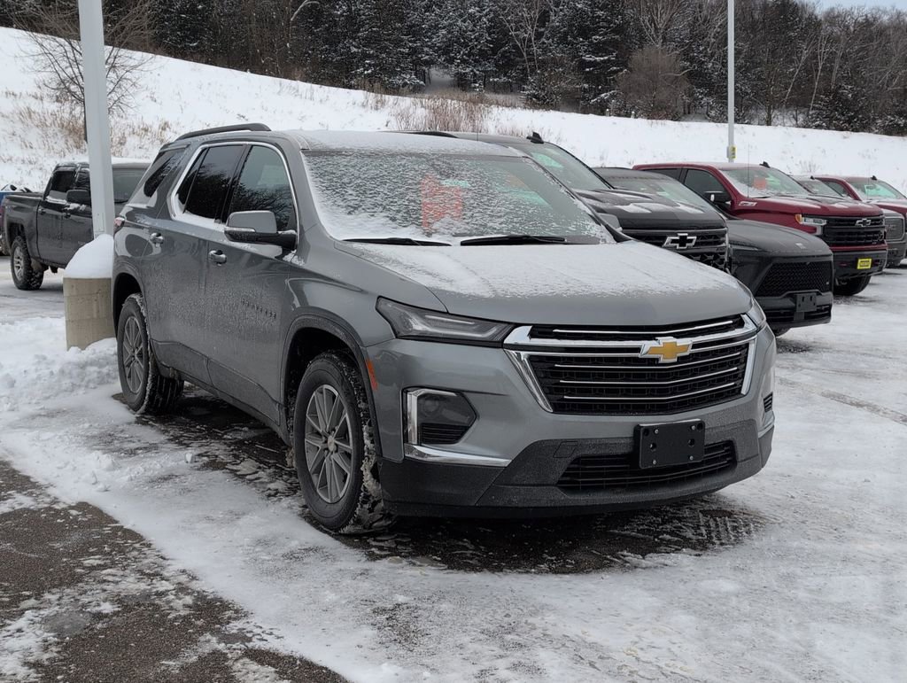 Used 2023 Chevrolet Traverse LT image 2