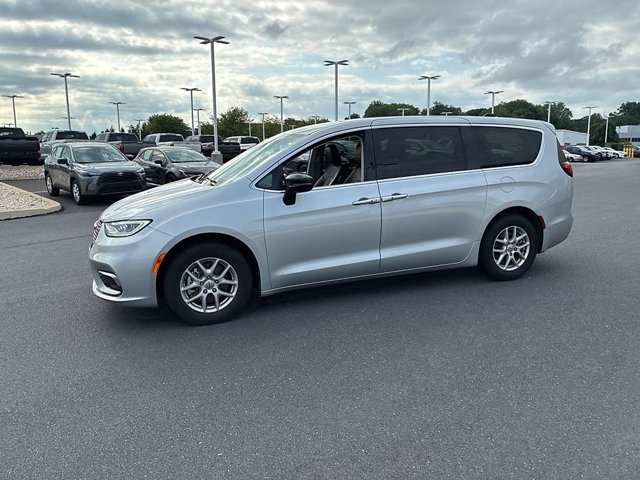 Used 2024 Chrysler Pacifica Touring-L FWD image 17