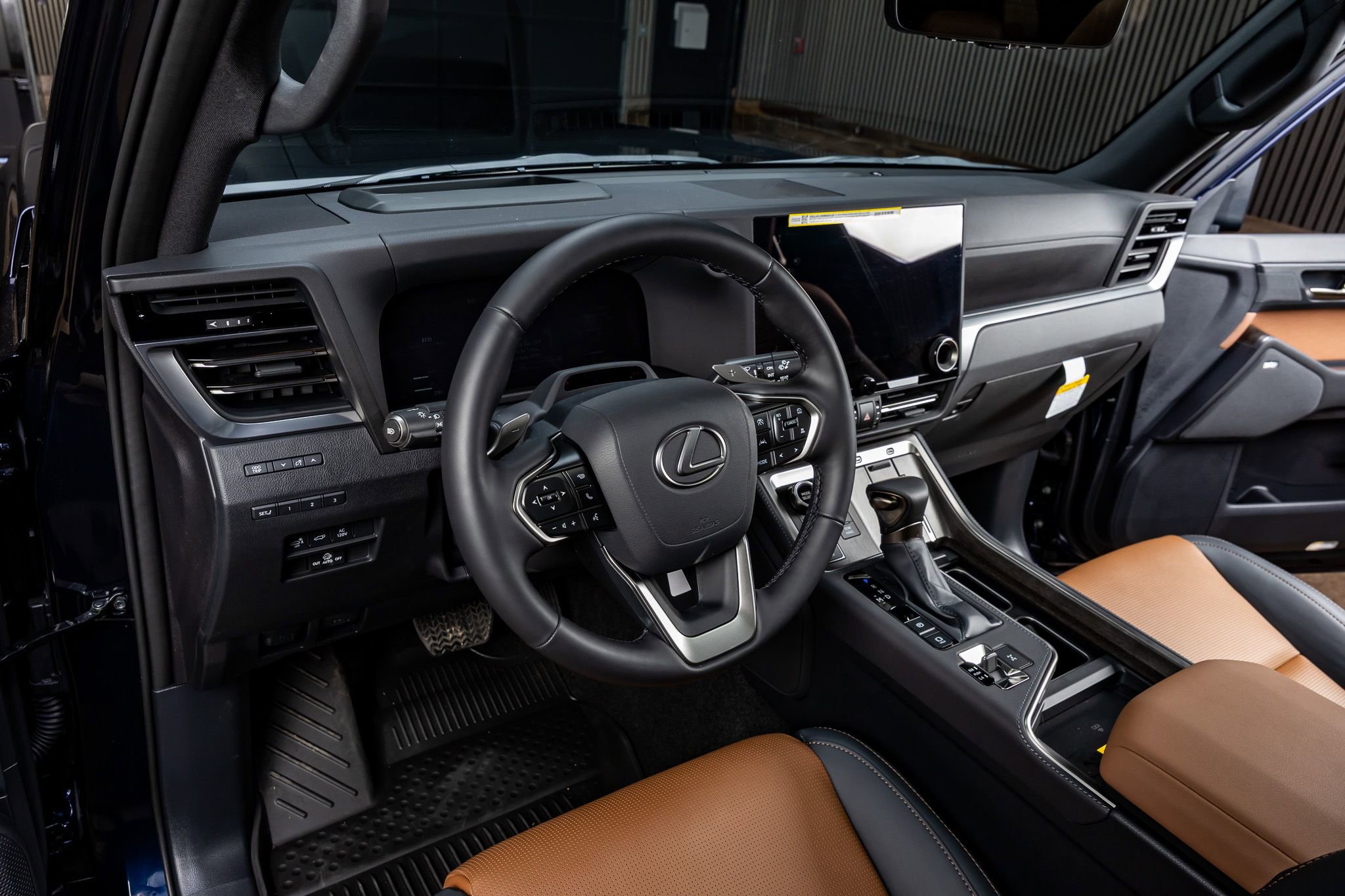 Used 2025 Lexus GX 550 w/ Accessory Package (2T) image 16