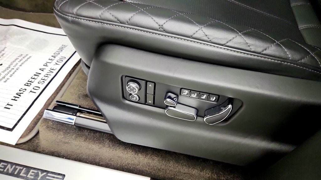 Used 2018 Bentley Bentayga AWD/4WD image 12