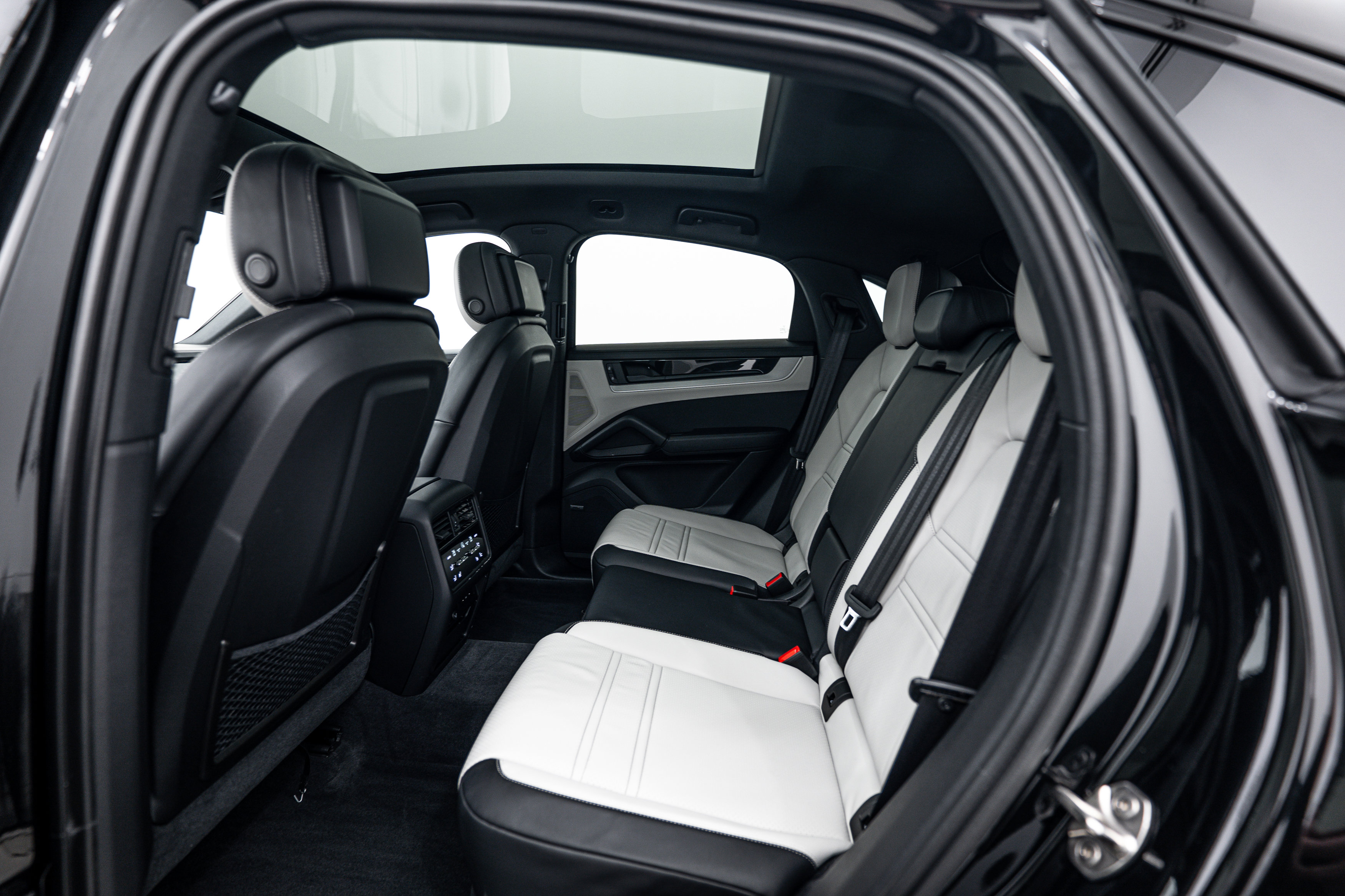 Certified 2025 Porsche Cayenne S image 23