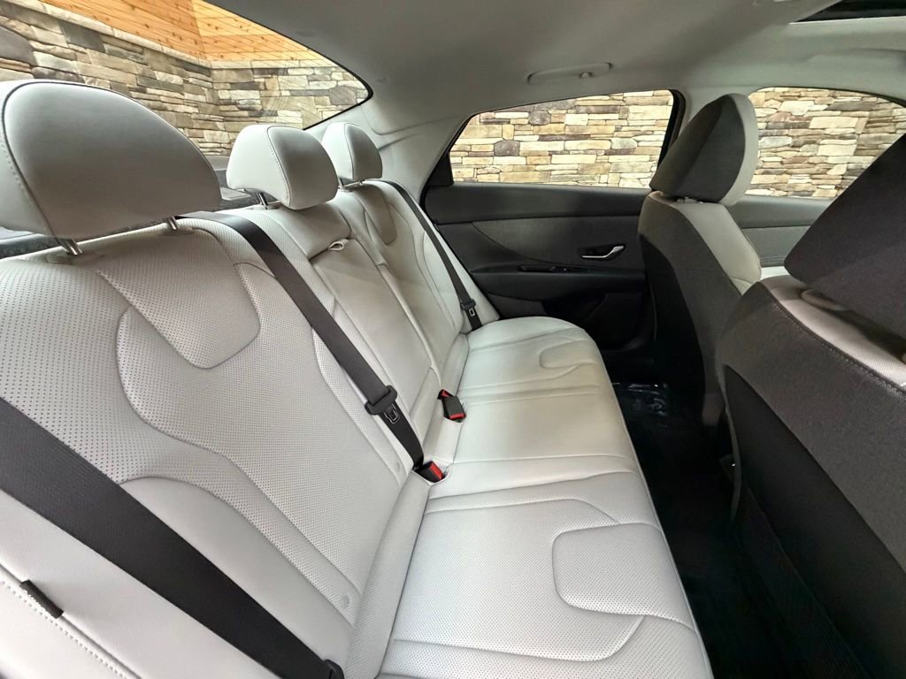 Certified 2025 Hyundai Elantra Limited image 33