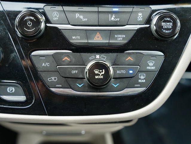 Used 2024 Chrysler Pacifica Touring-L image 19