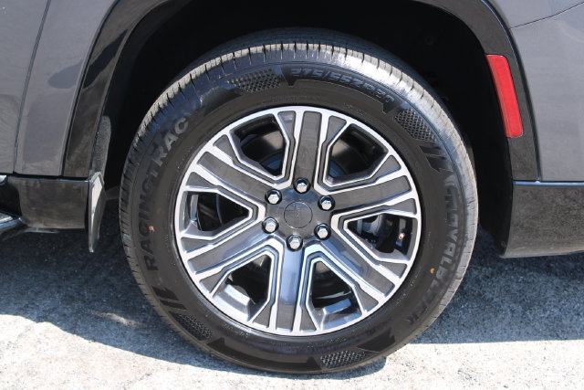Used 2024 Jeep Wagoneer L Series II AWD/4WD image 6