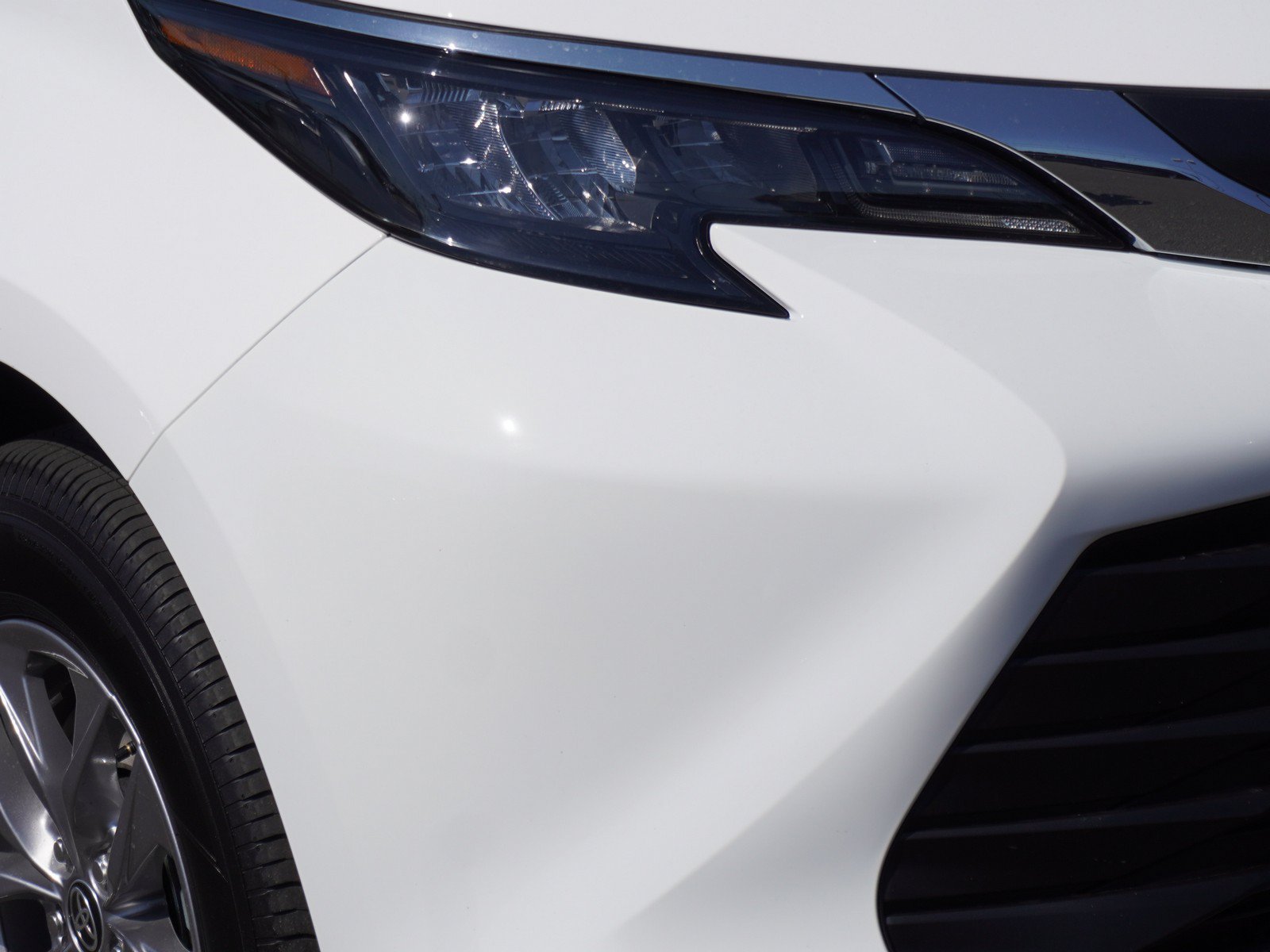 New 2026 Toyota Sienna LE FWD image 3
