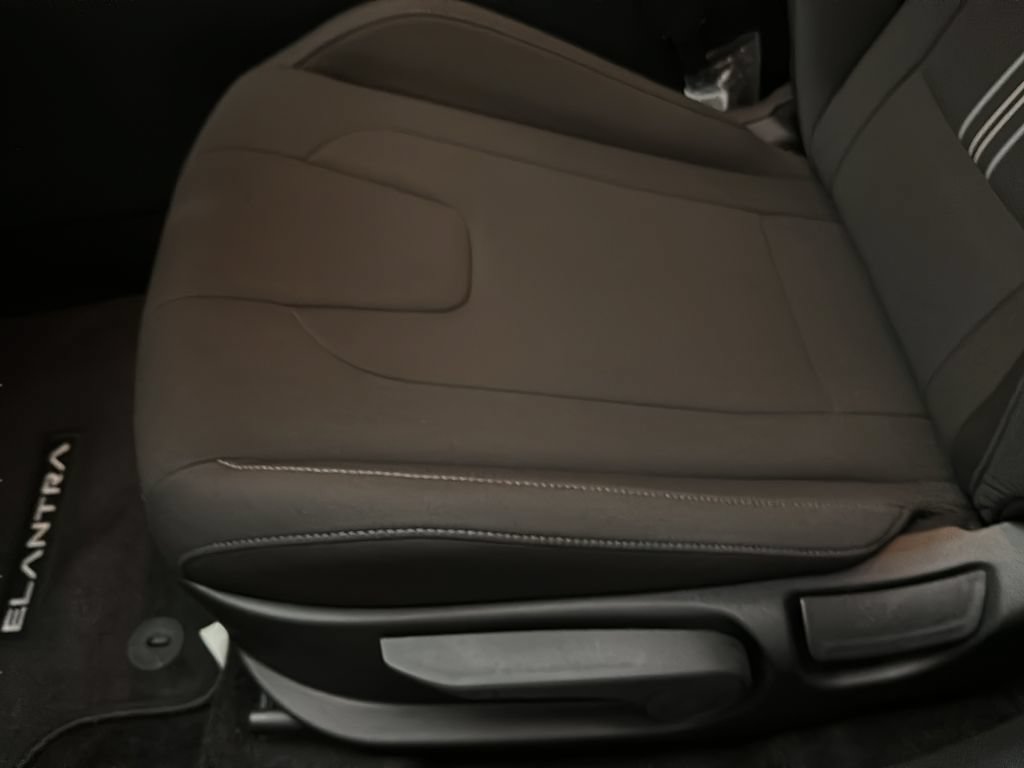 Certified 2025 Hyundai Elantra SEL FWD image 12