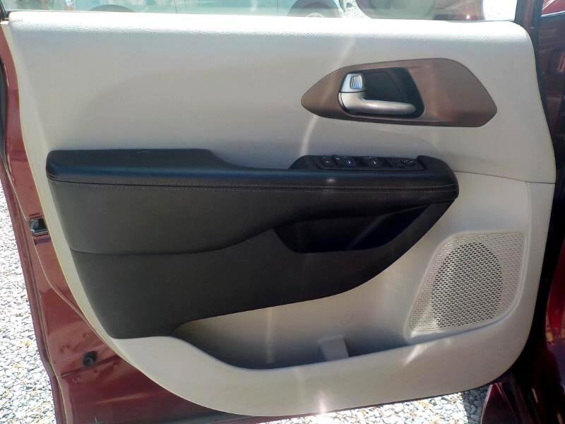 Used 2018 Chrysler Pacifica Touring-L image 9