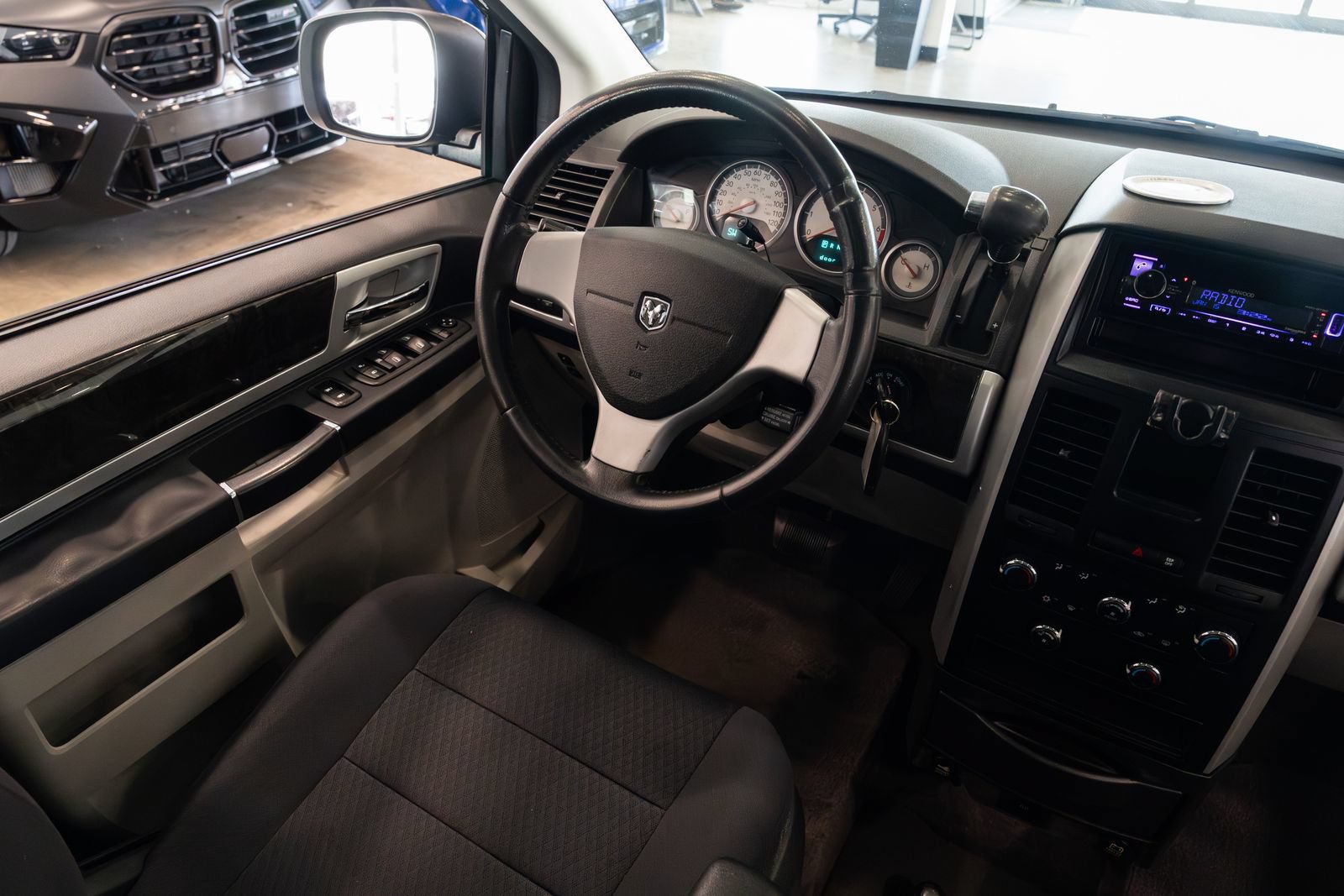 Used 2010 Dodge Grand Caravan SXT FWD image 11