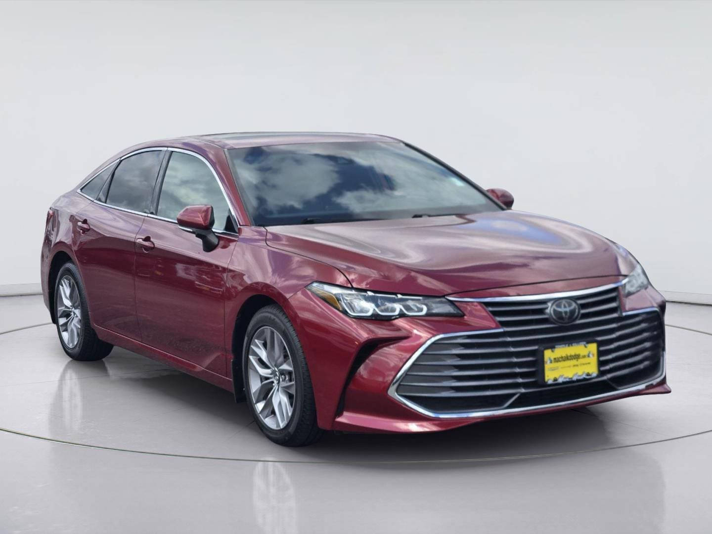 Used 2020 Toyota Avalon XLE w/ Moonroof Package FWD image 3