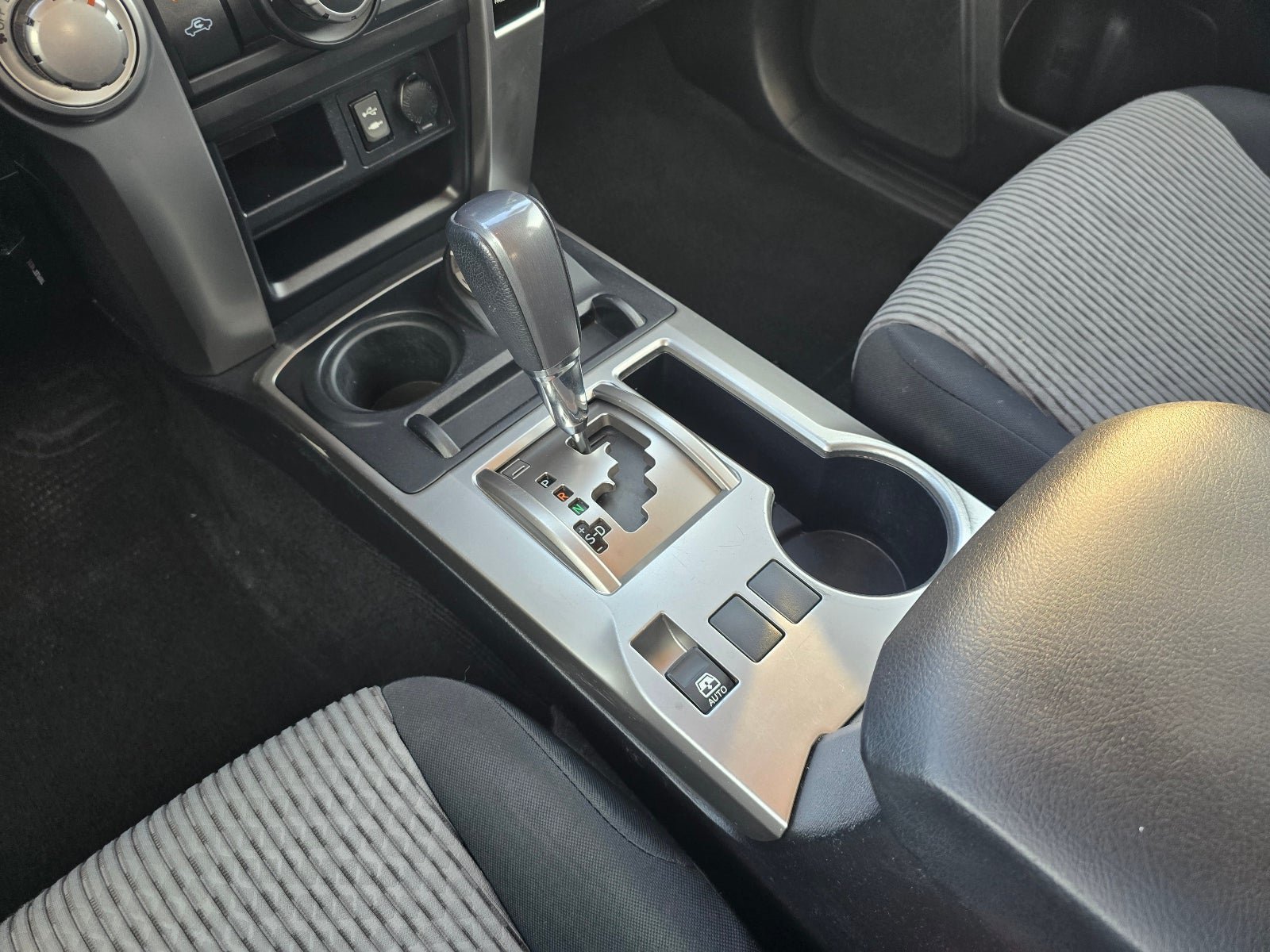 Used 2014 Toyota 4Runner SR5 AWD/4WD image 17