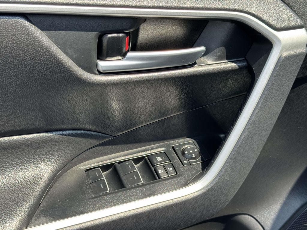 Used 2025 Toyota RAV4 XLE AWD/4WD image 18