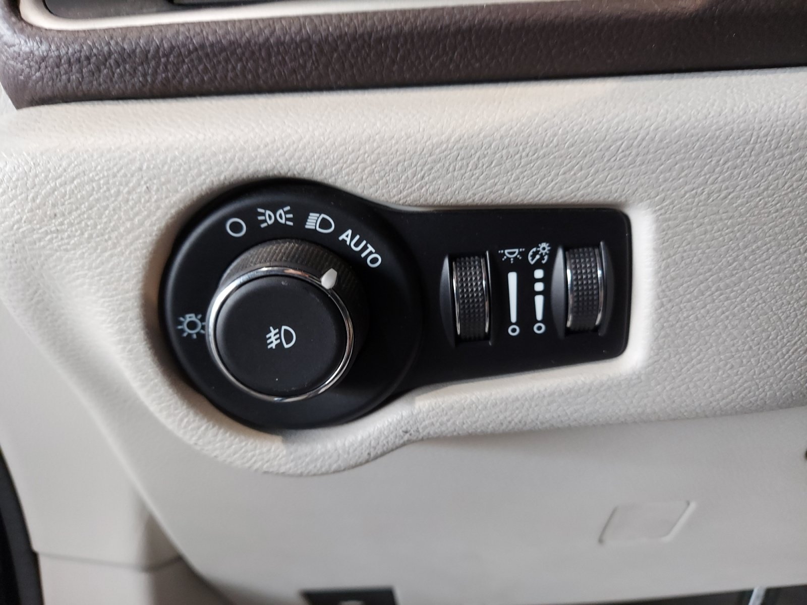 Used 2021 Chrysler Pacifica Touring-L w/ Uconnect Theater Family Group FWD image 29