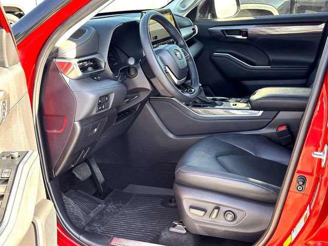 New 2025 Toyota Highlander Limited image 10