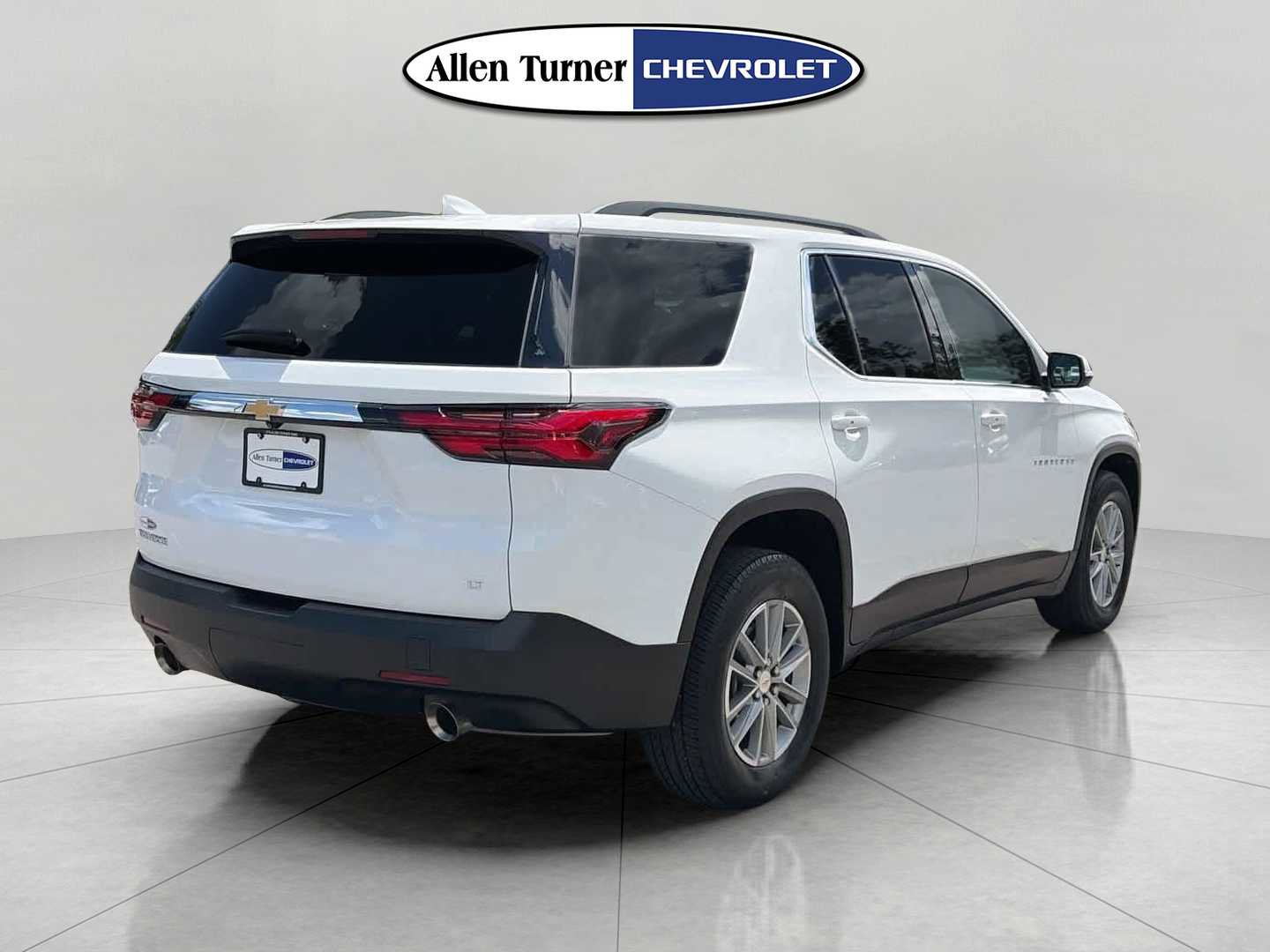 Used 2023 Chevrolet Traverse LT w/ LPO, Cargo Package FWD image 4