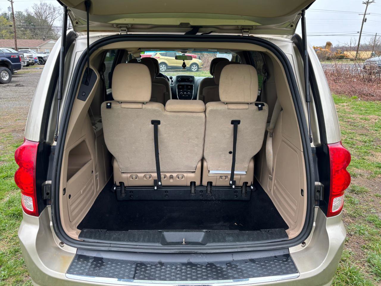 Used 2015 Dodge Grand Caravan SXT FWD image 17