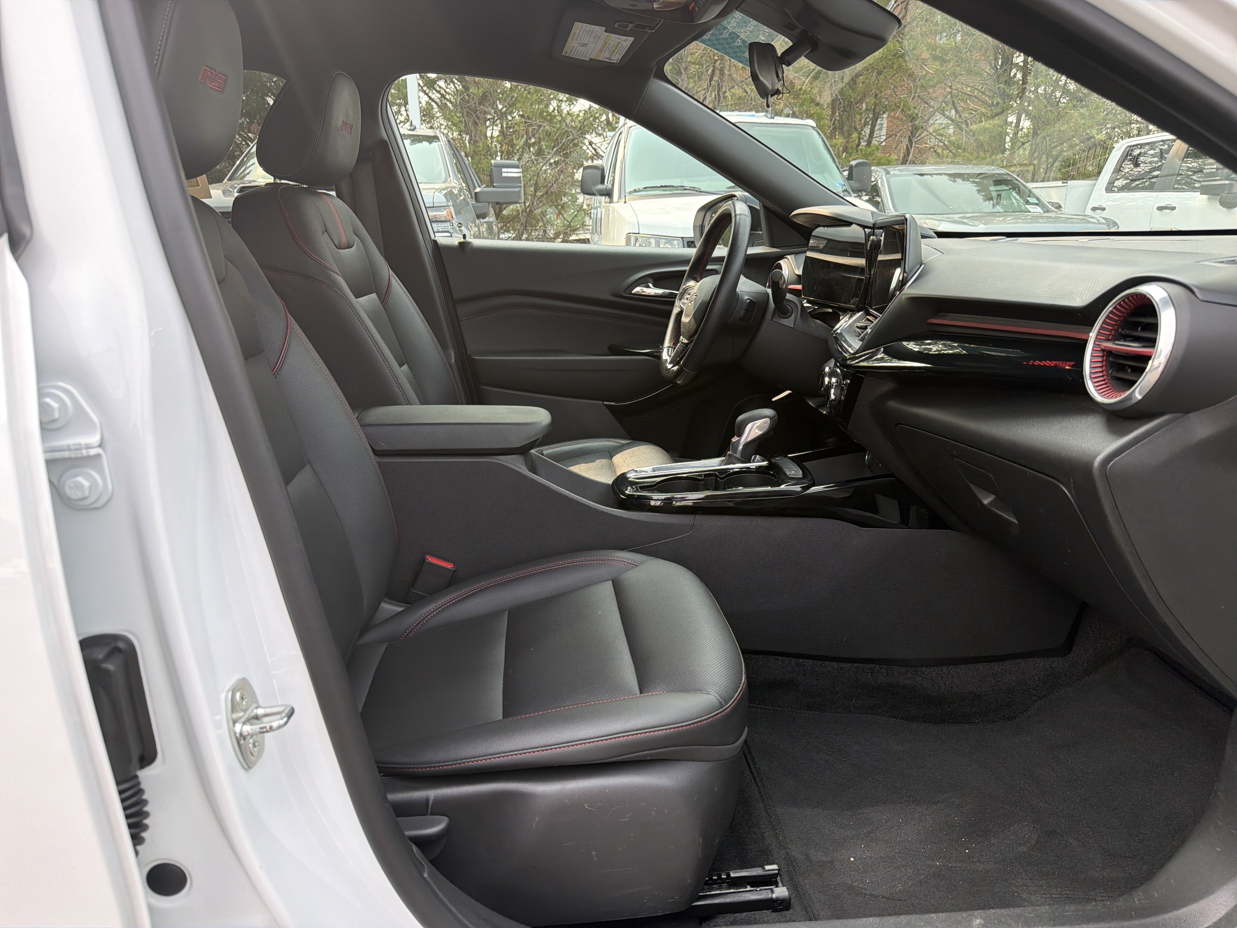 Used 2024 Chevrolet Trax RS FWD image 34
