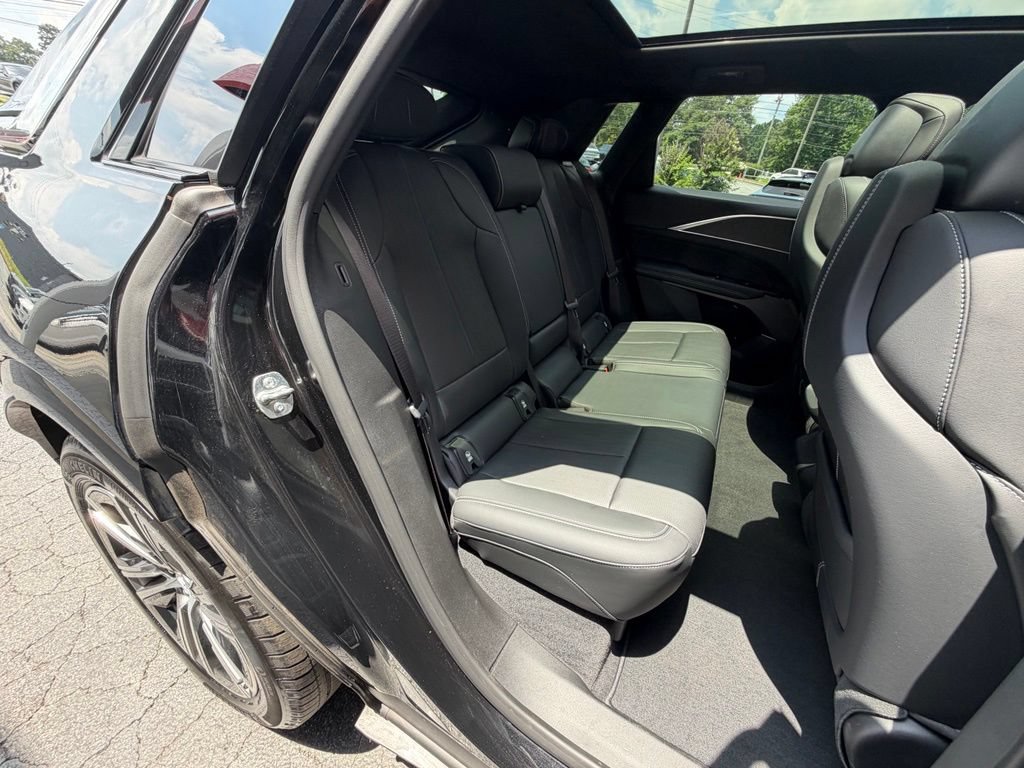 Used 2024 Cadillac Lyriq Luxury AWD/4WD image 32