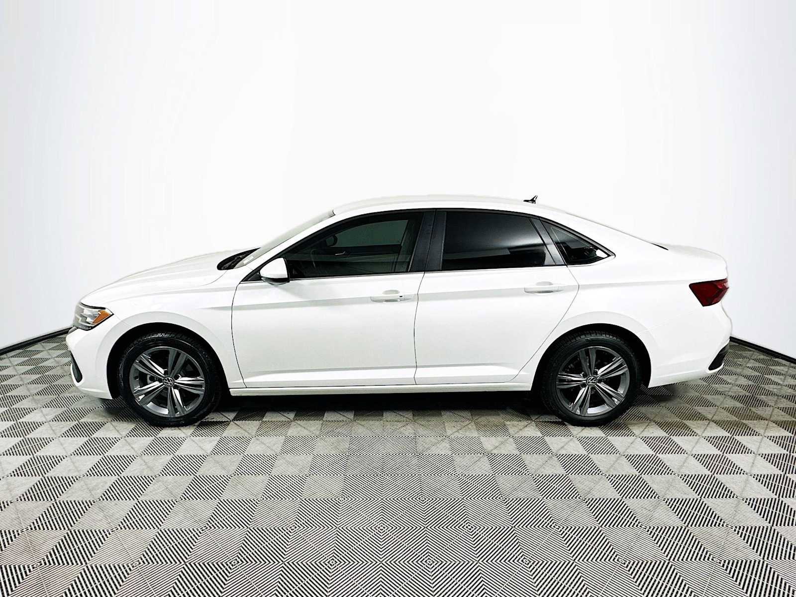 Used 2023 Volkswagen Jetta SE FWD image 4