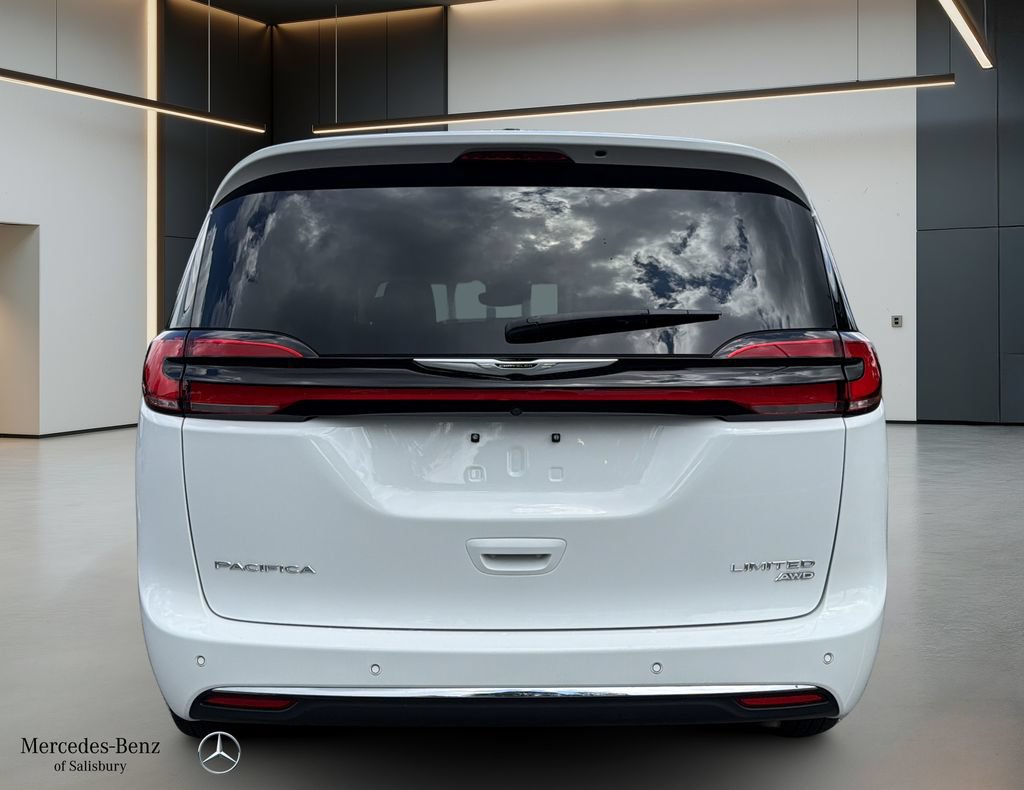 Used 2023 Chrysler Pacifica Limited AWD/4WD image 5