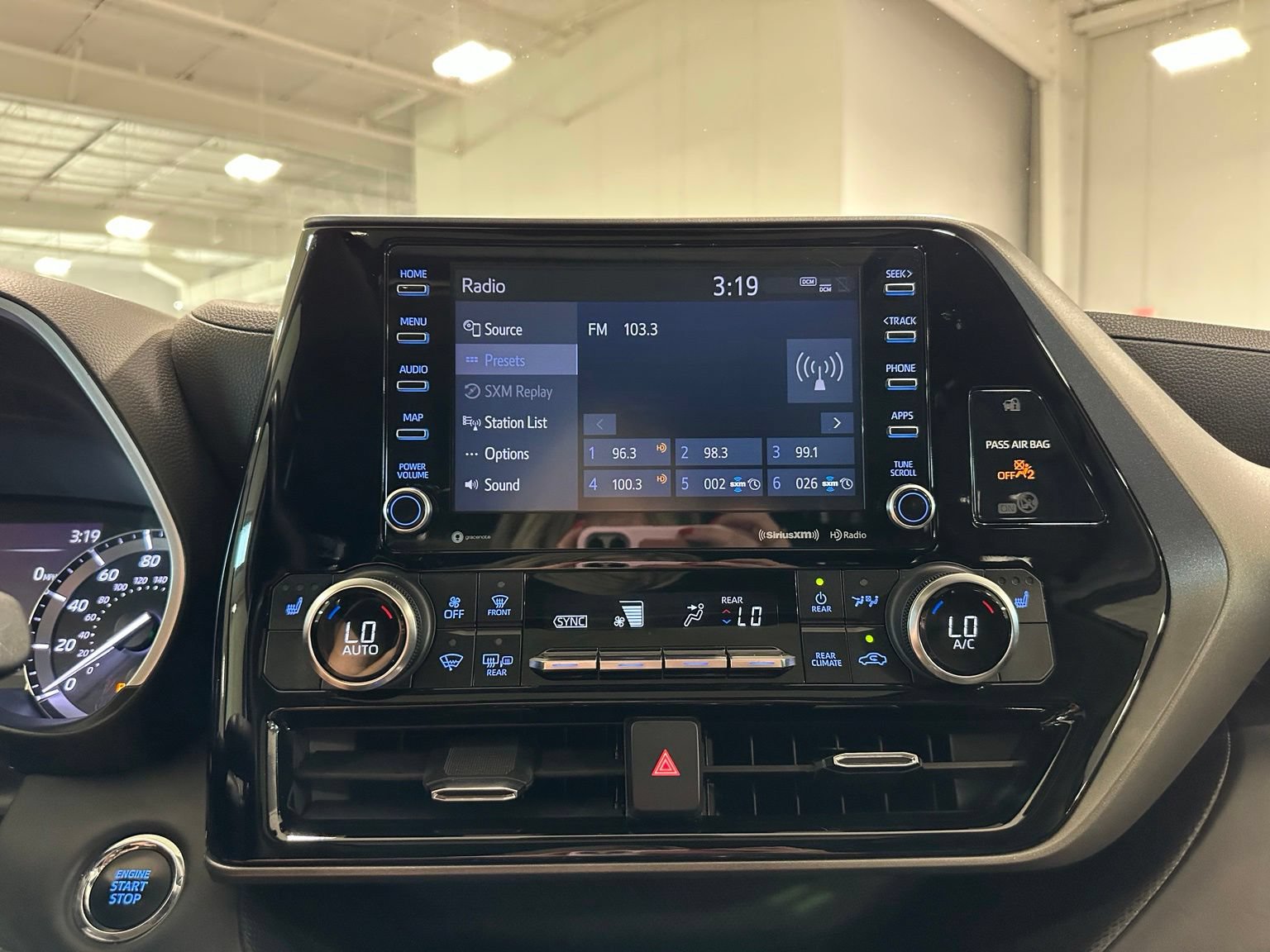Used 2022 Toyota Highlander XLE FWD image 28