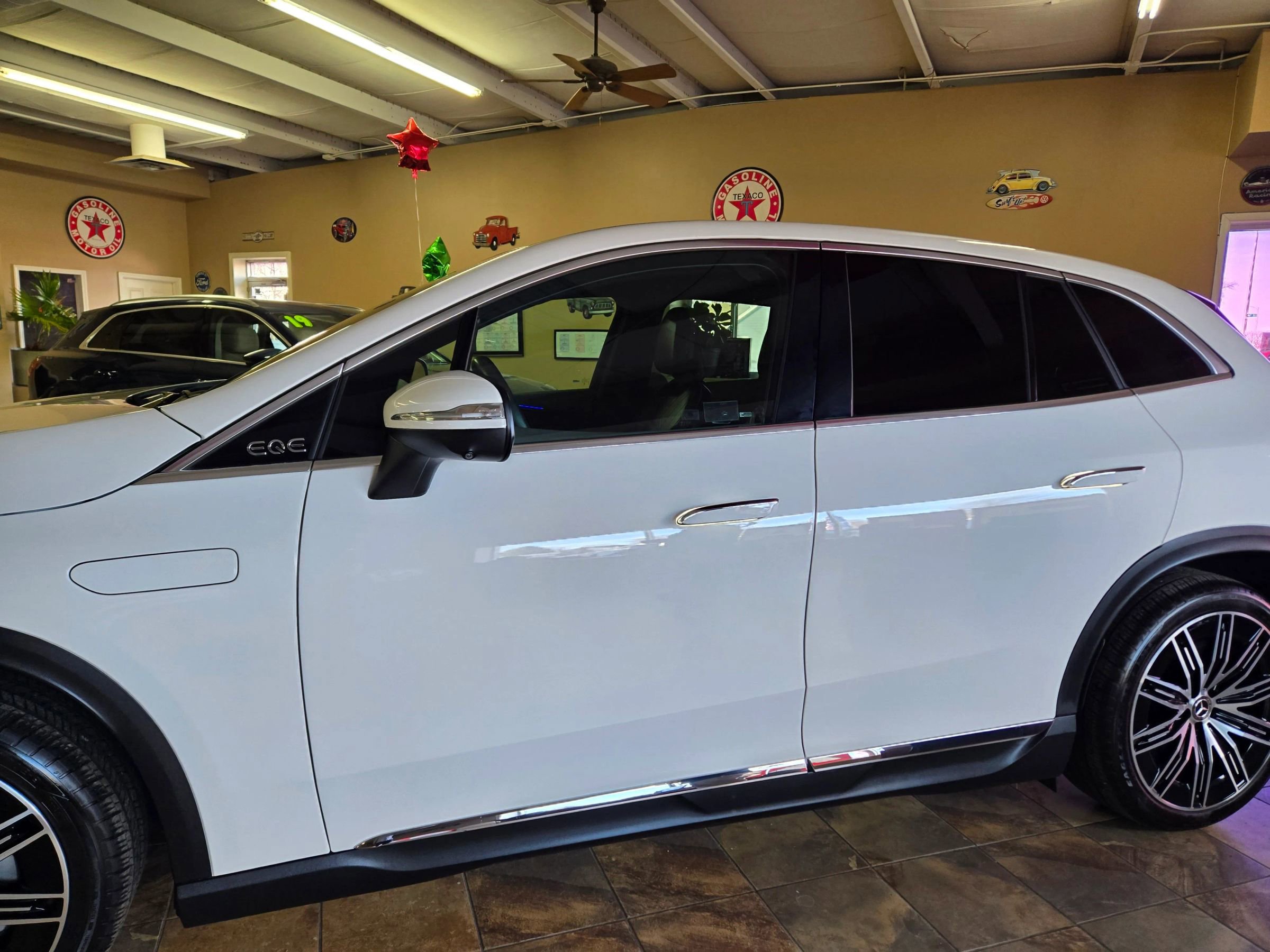 Used 2023 Mercedes-Benz EQE 500 4MATIC SUV image 4