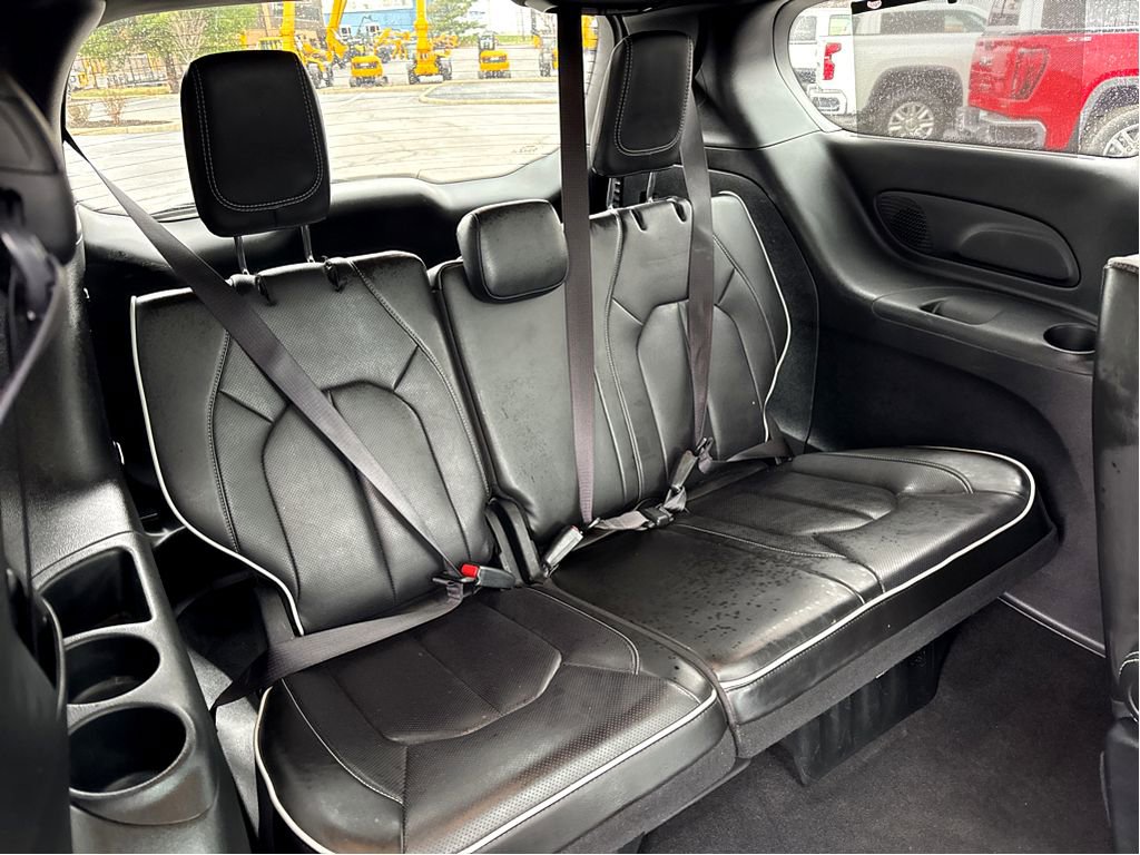 Used 2025 Chrysler Pacifica Limited image 9