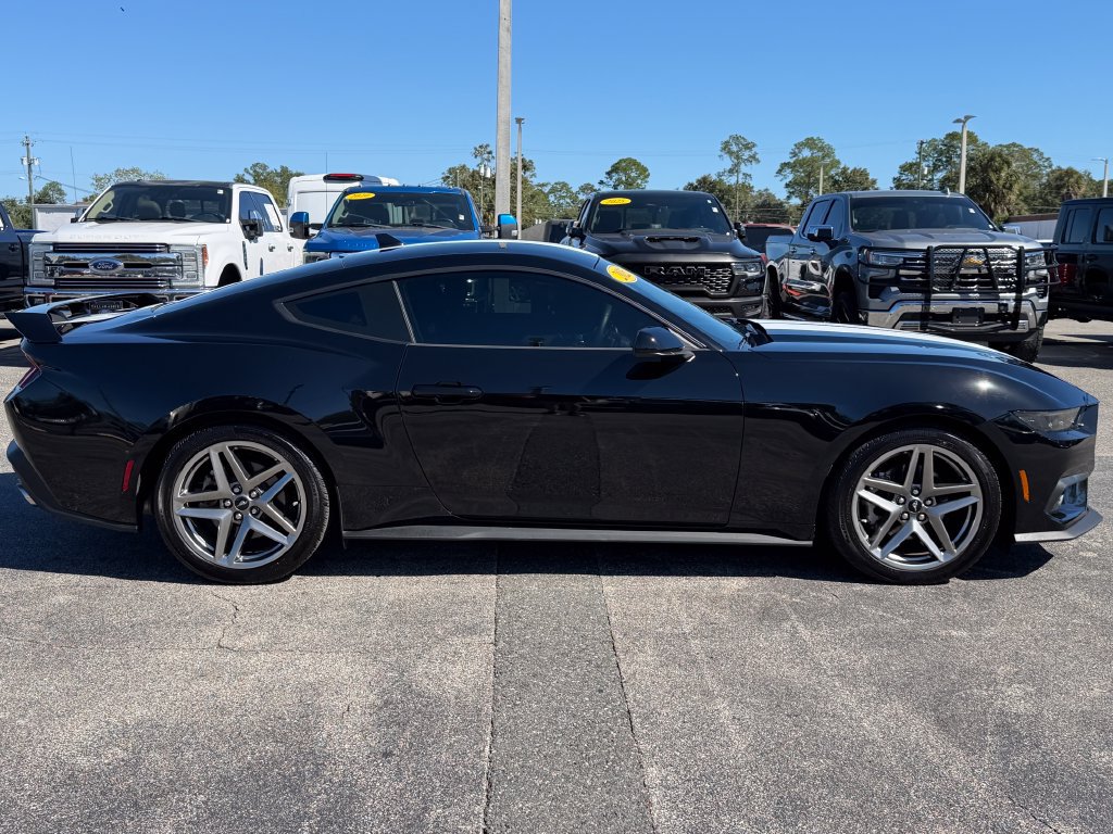 Used 2025 Ford Mustang Coupe RWD image 5