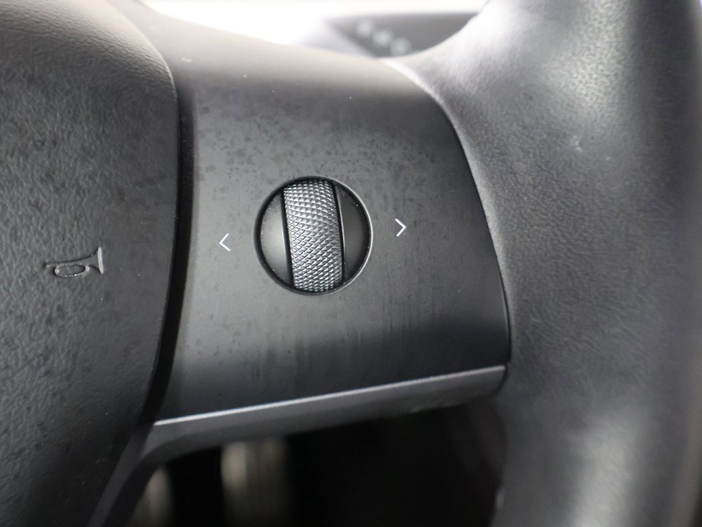 Used 2022 Tesla Model Y Long Range image 34