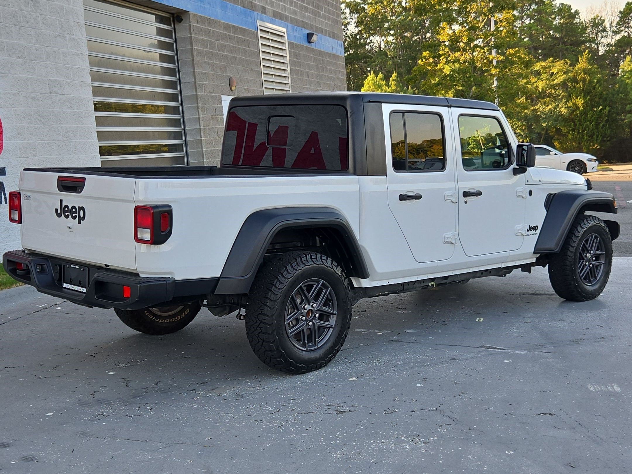 Used 2025 Jeep Gladiator Sport AWD/4WD image 7