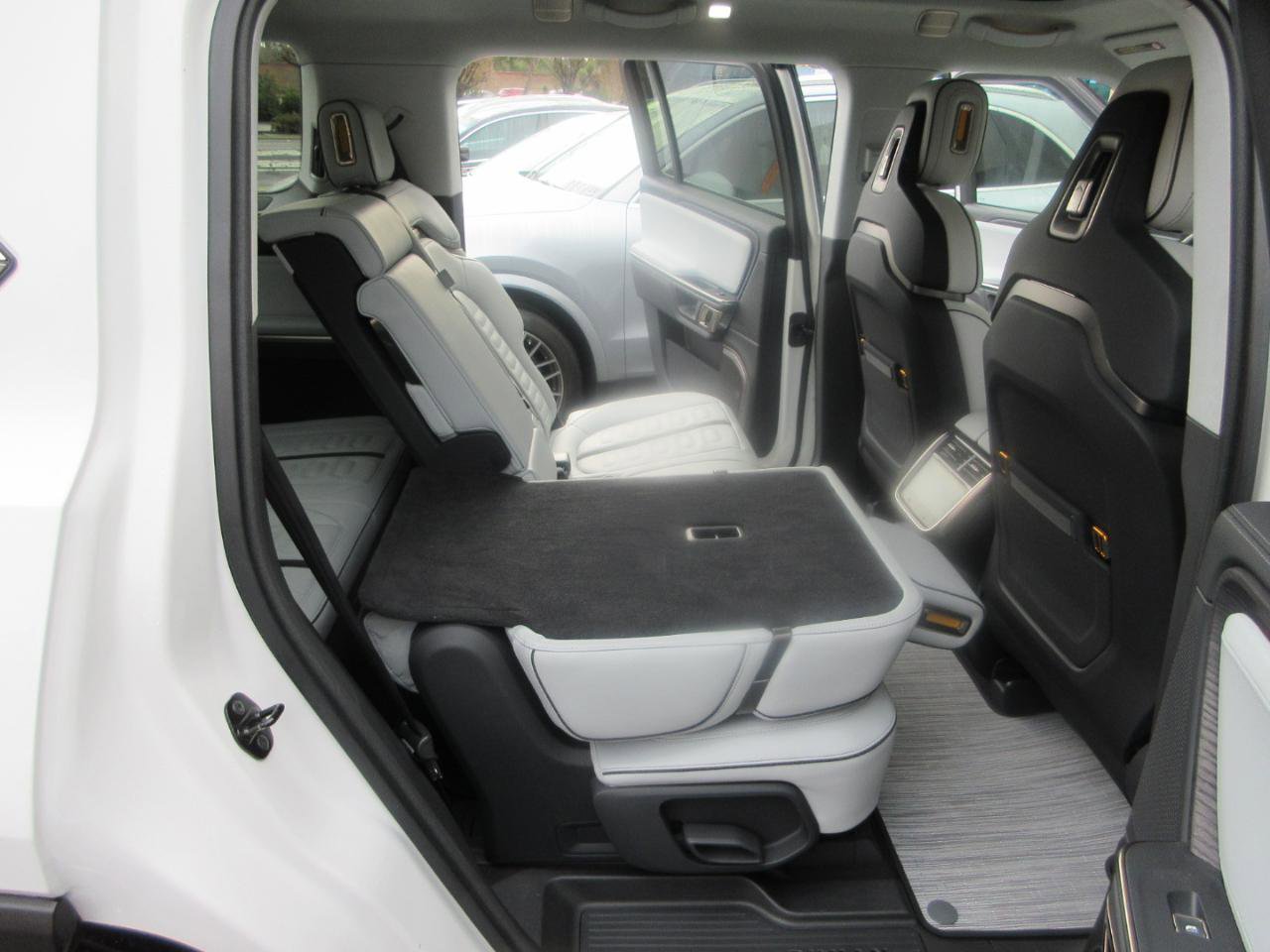 Used 2023 Rivian R1S Launch Edition image 36