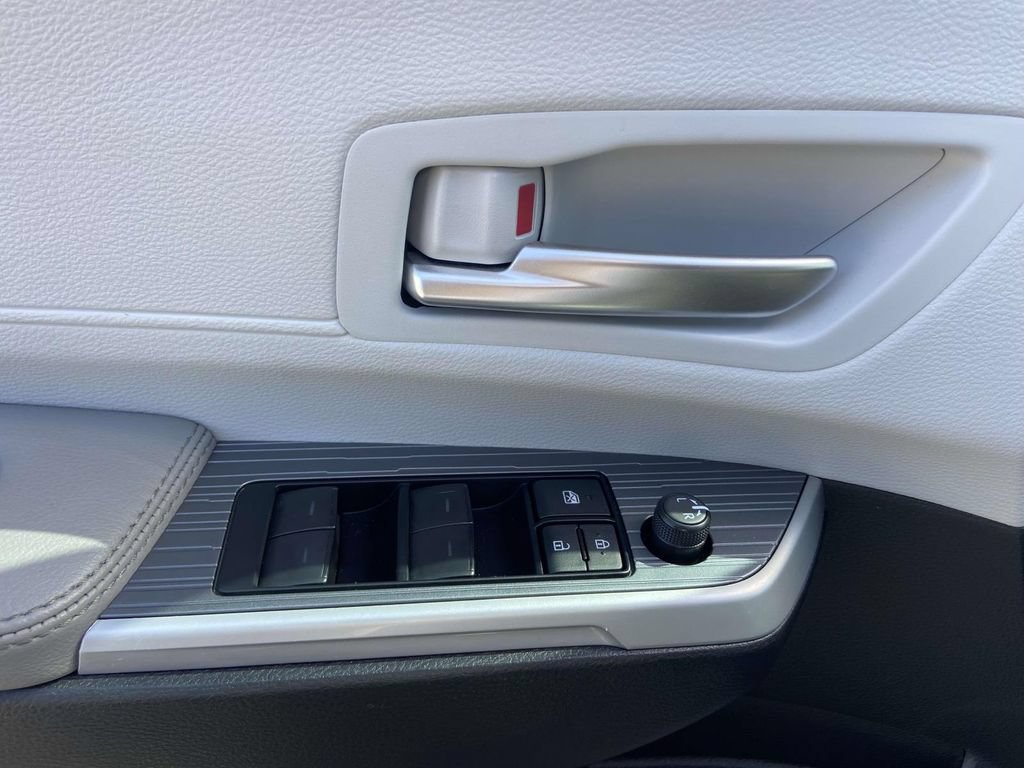 Used 2025 Toyota Sienna XLE w/ XLE Plus Package FWD image 16