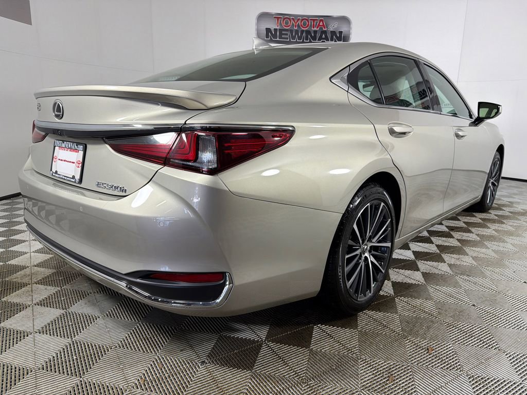 Used 2025 Lexus ES 300h w/ Premium Package image 4