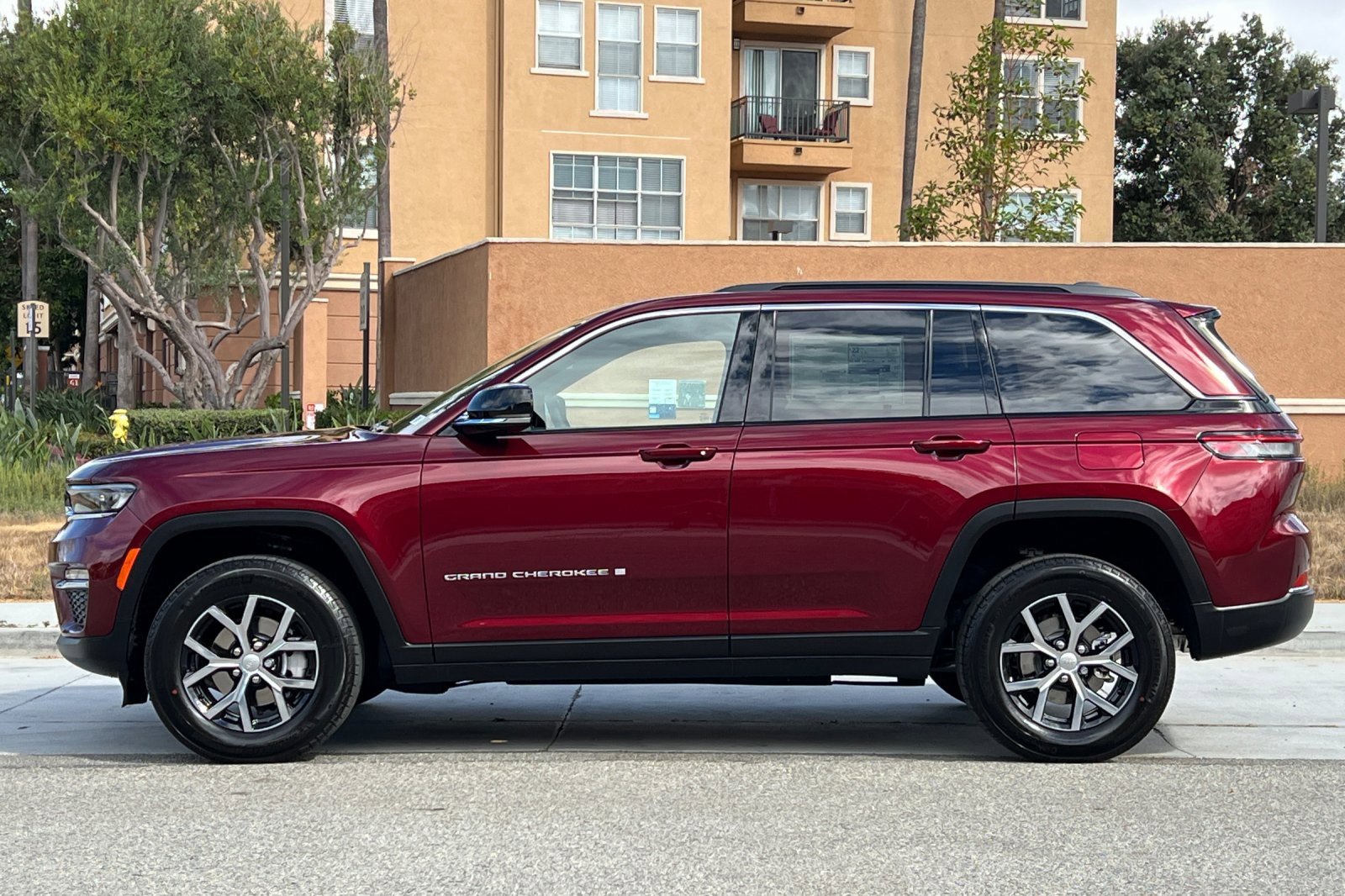 New 2025 Jeep Grand Cherokee Limited image 7
