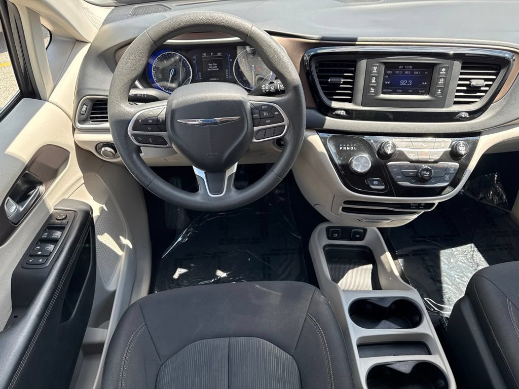 Used 2017 Chrysler Pacifica Touring FWD image 21